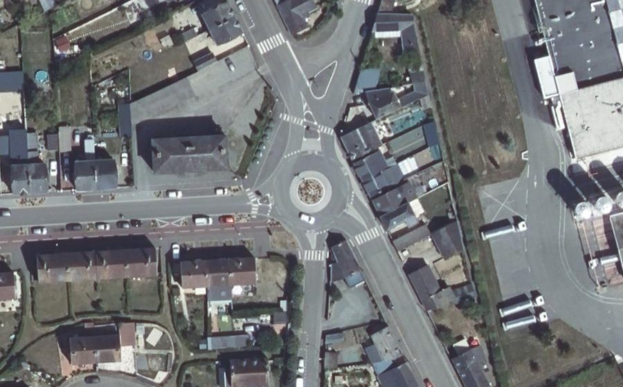 Vue aérienne du Rond-point anonyme n°165285617