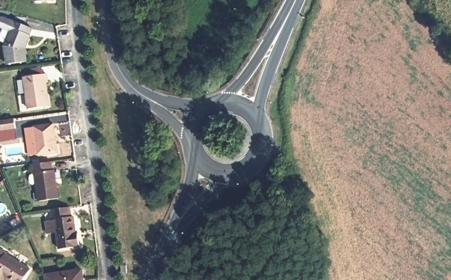 Vue aérienne du Rond-point anonyme n°165297471