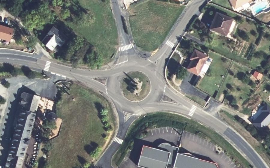 Vue aérienne du Rond-point anonyme n°165298622