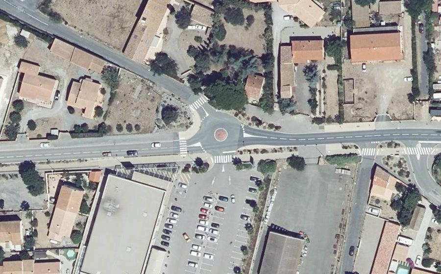 Vue aérienne du Rond-point anonyme n°165302746