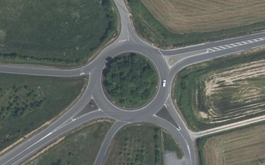 Vue aérienne du Rond-point anonyme n°165325615