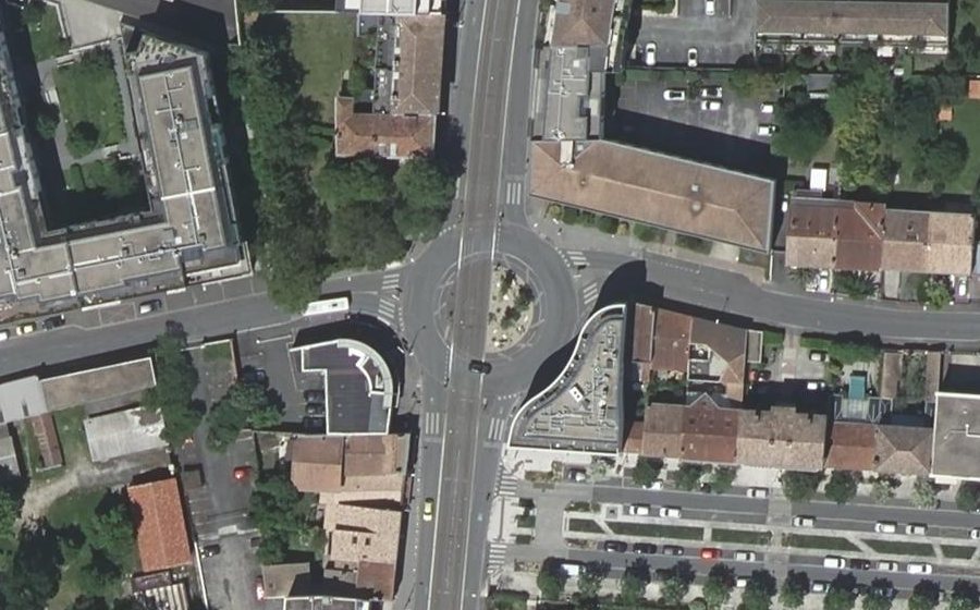Vue aérienne du Rond-point anonyme n°165331594
