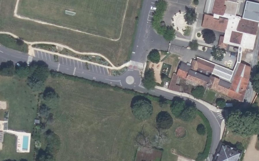 Vue aérienne du Rond-point anonyme n°165332465