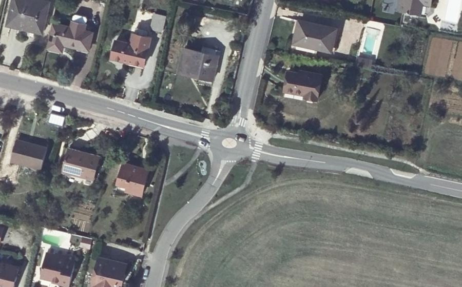 Vue aérienne du Rond-point anonyme n°165334856