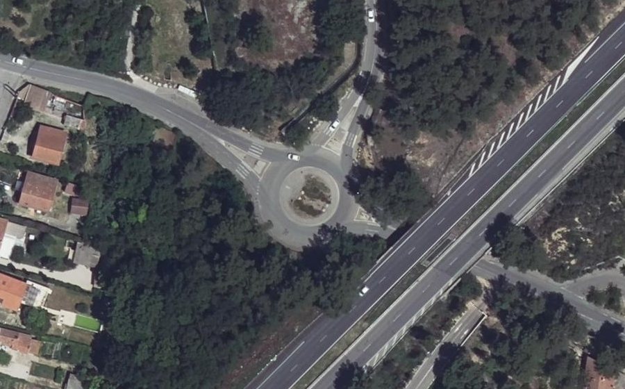 Vue aérienne du Rond-point anonyme n°165336337