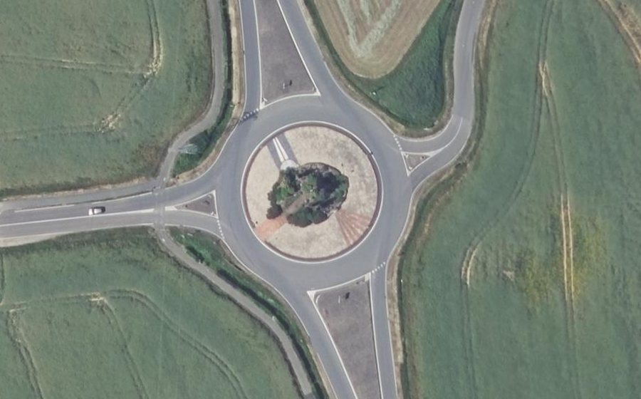 Vue aérienne du Rond-point anonyme n°165336695