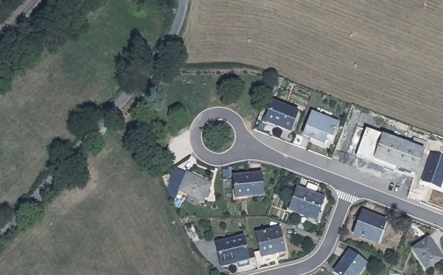 Vue aérienne du Rond-point anonyme n°165337879