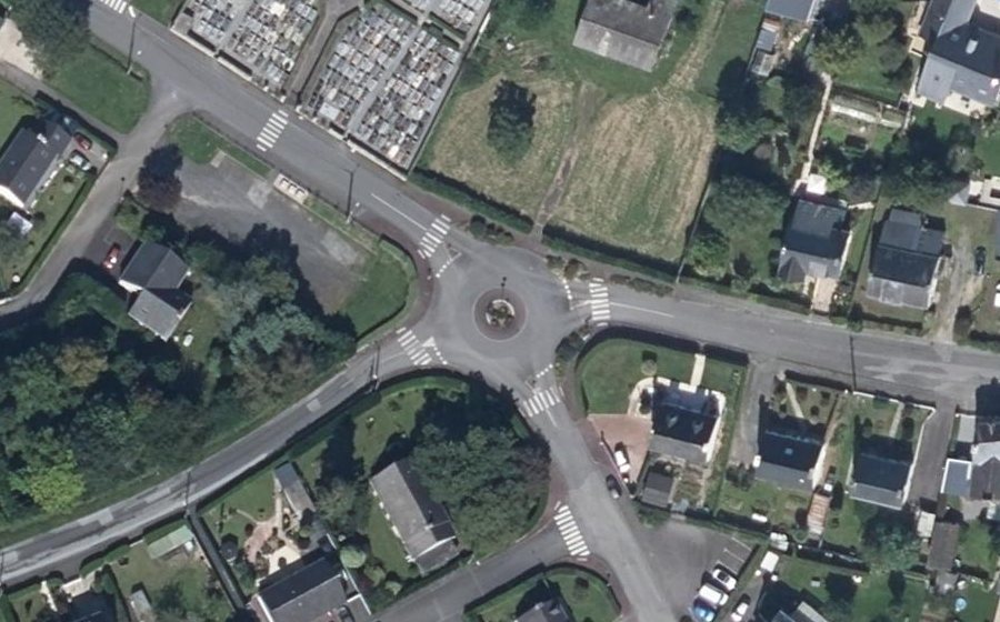 Vue aérienne du Rond-point anonyme n°165343745