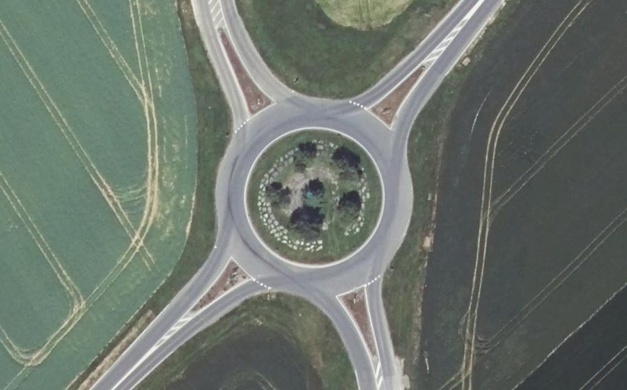 Vue aérienne du Rond-point anonyme n°165370927