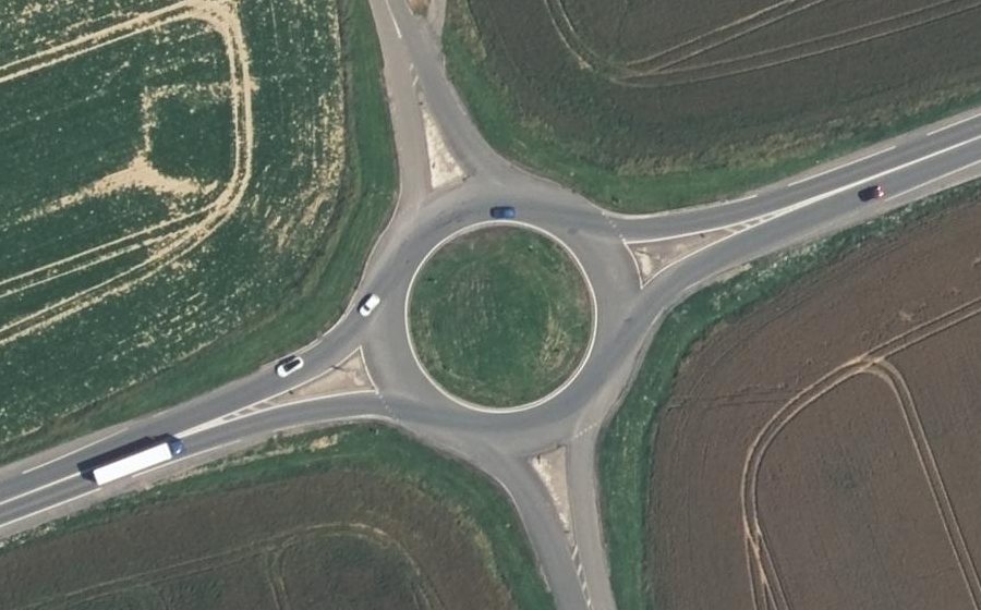 Vue aérienne du Rond-point anonyme n°165373351