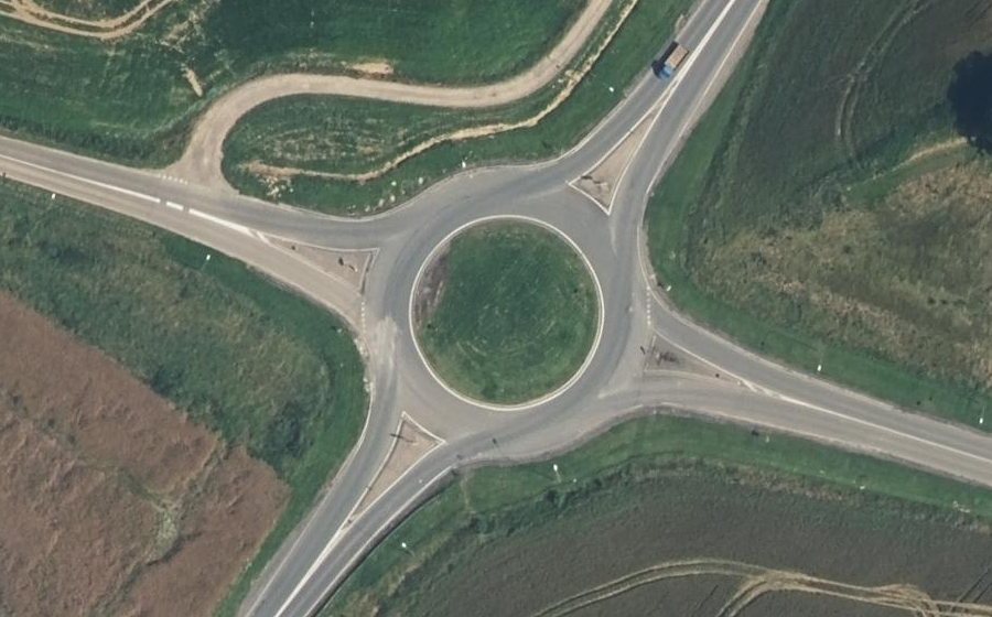 Vue aérienne du Rond-point anonyme n°165373355
