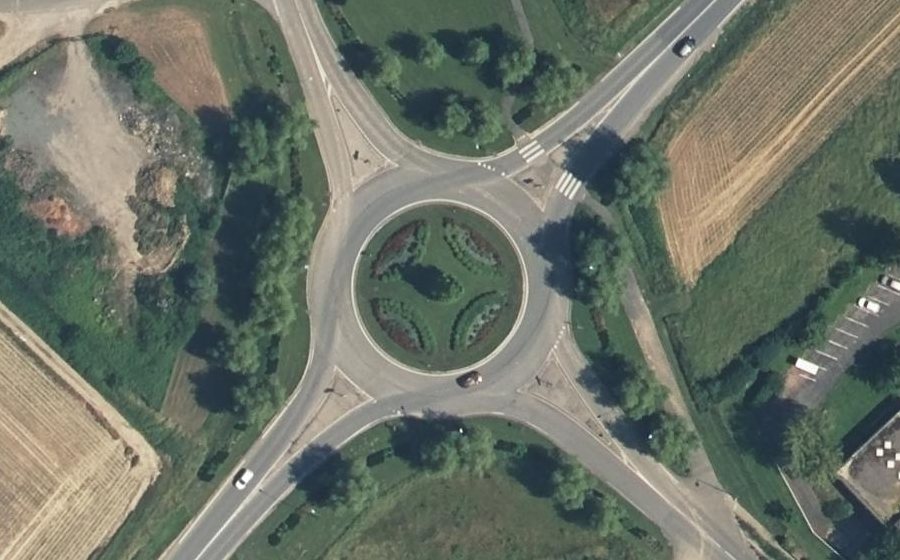 Vue aérienne du Rond-point anonyme n°165373542