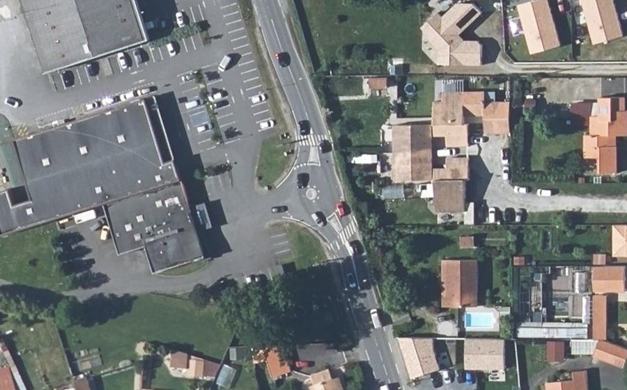 Vue aérienne du Rond-point anonyme n°165382189