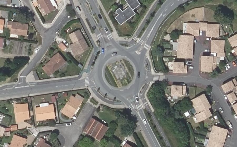 Vue aérienne du Rond-point anonyme n°165400344