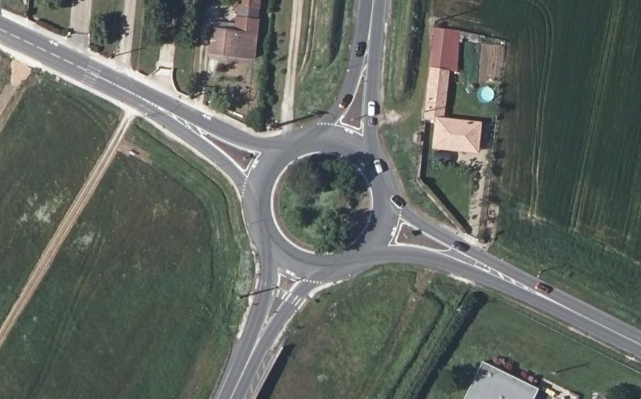 Vue aérienne du Rond-point anonyme n°165440289