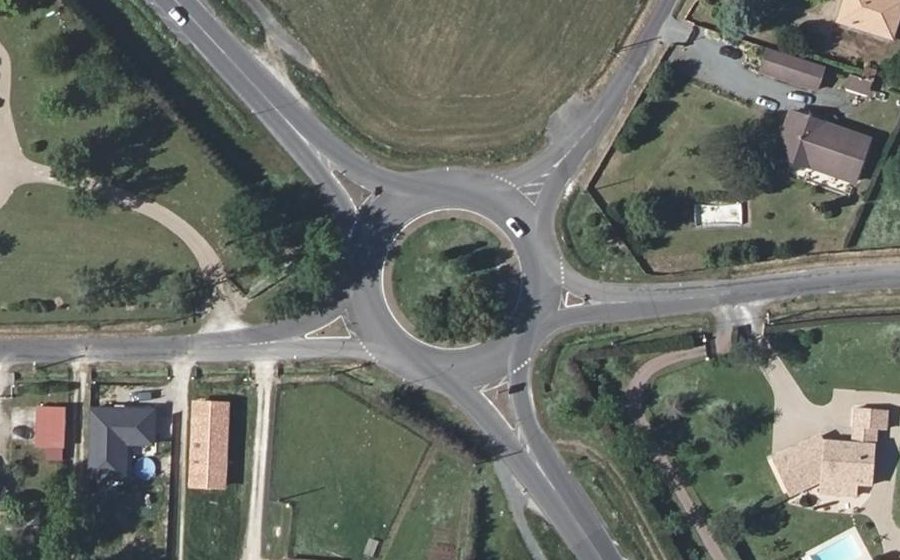 Vue aérienne du Rond-point anonyme n°165440315