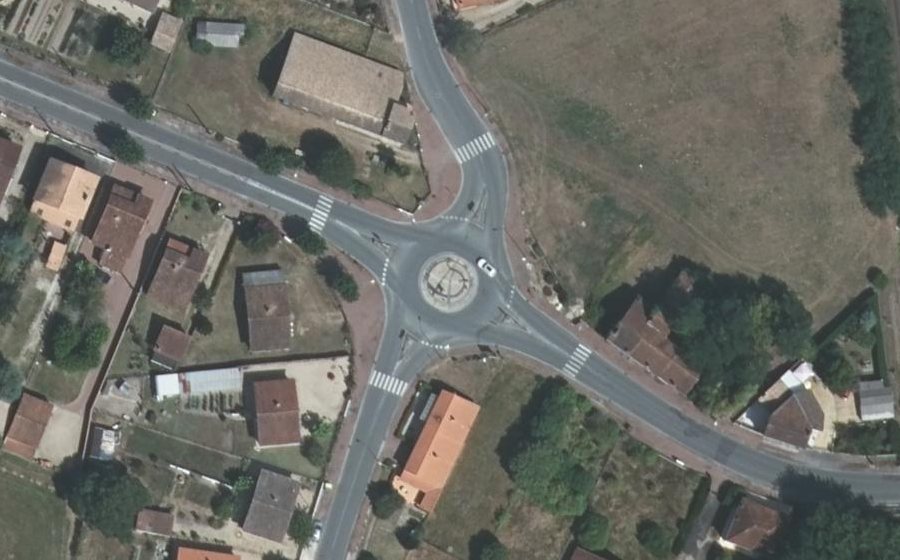 Vue aérienne du Rond-point anonyme n°165453218
