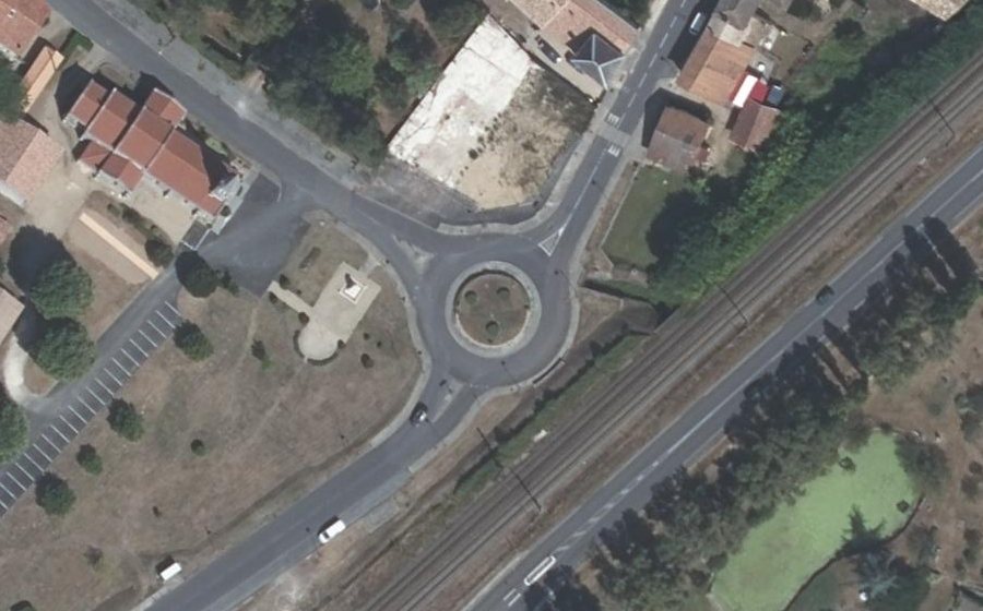 Vue aérienne du Rond-point anonyme n°165453230