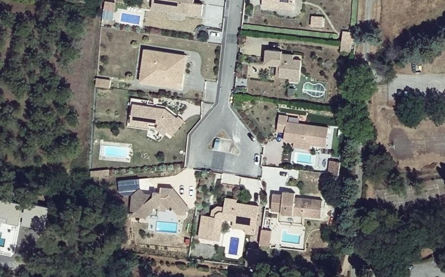 Vue aérienne du Rond-point anonyme n°165486336