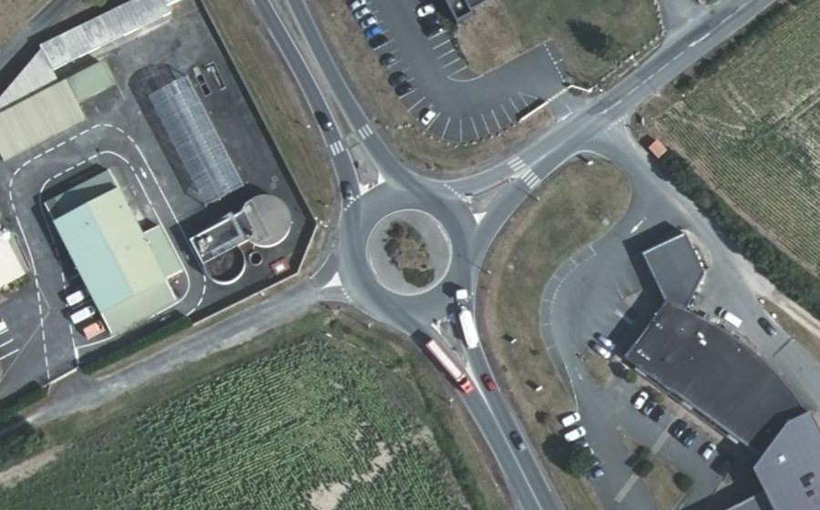 Vue aérienne du Rond-point anonyme n°165498626