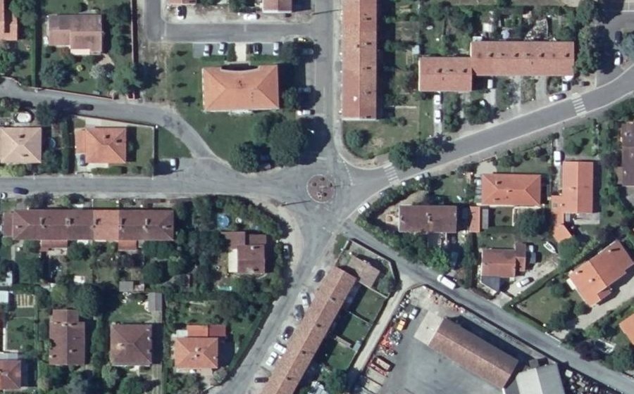 Vue aérienne du Rond-point anonyme n°165517900