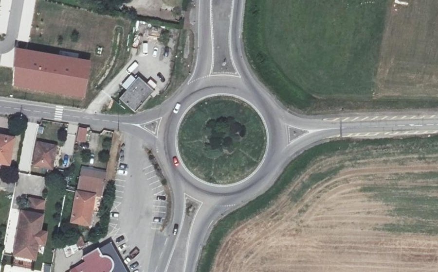 Vue aérienne du Rond-point anonyme n°165573038