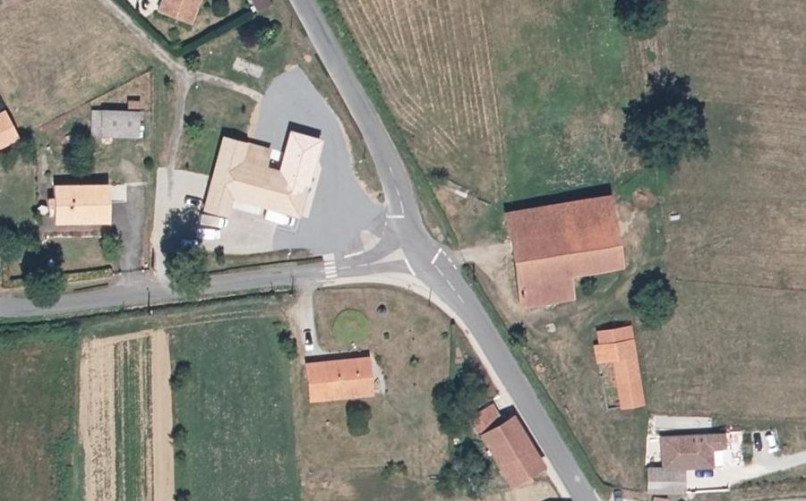 Vue aérienne du Rond-point anonyme n°165589383