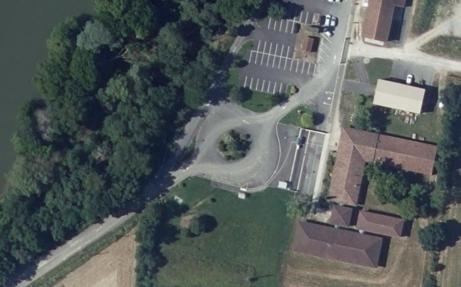 Vue aérienne du Rond-point anonyme n°165596031