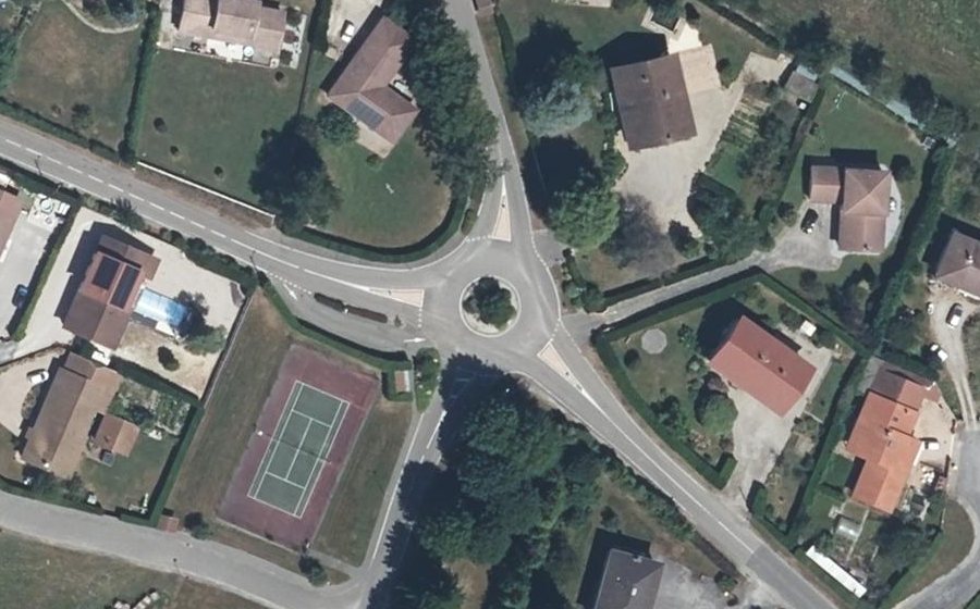 Vue aérienne du Rond-point anonyme n°165603827