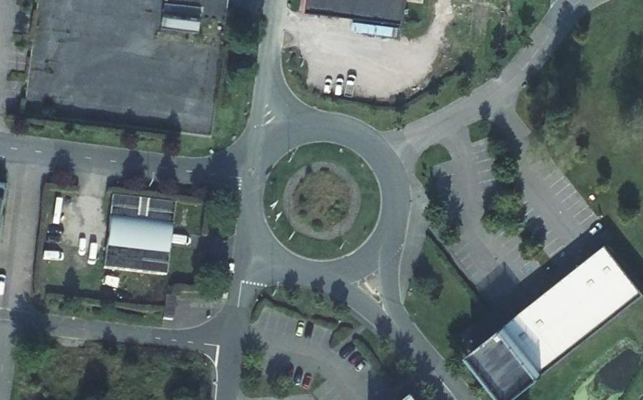 Vue aérienne du Rond-point anonyme n°165614980