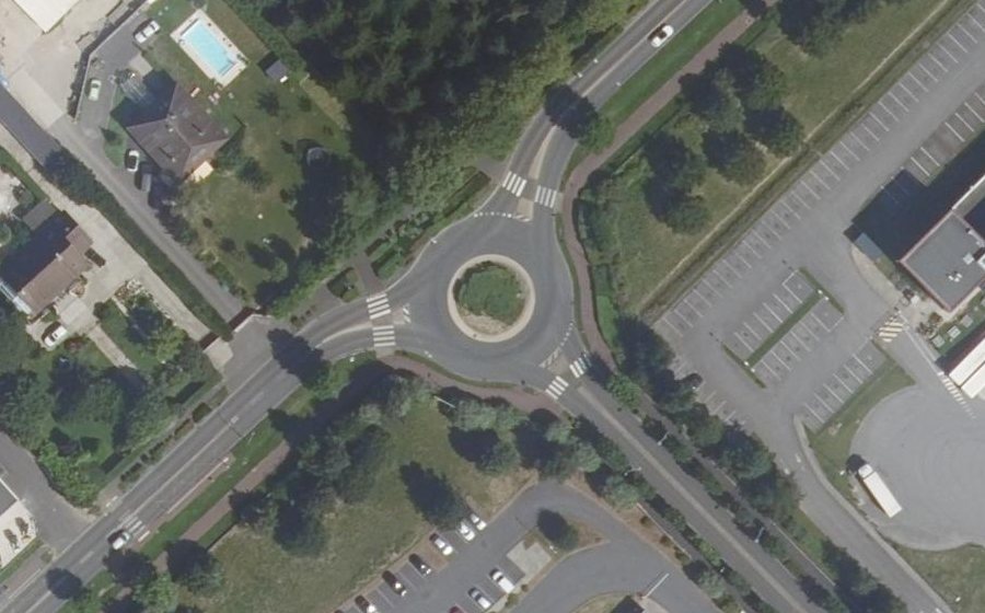 Vue aérienne du Rond-point anonyme n°165617619