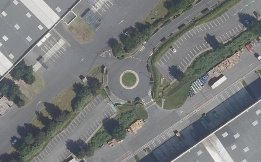 Vue aérienne du Rond-point anonyme n°165617620