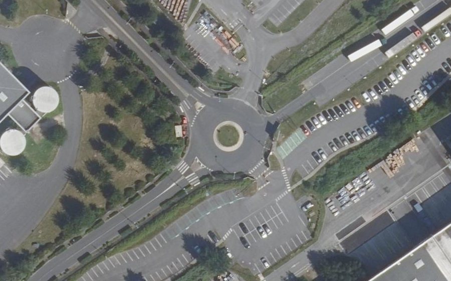 Vue aérienne du Rond-point anonyme n°165617636