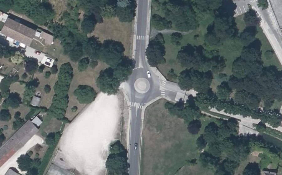 Vue aérienne du Rond-point anonyme n°165618870