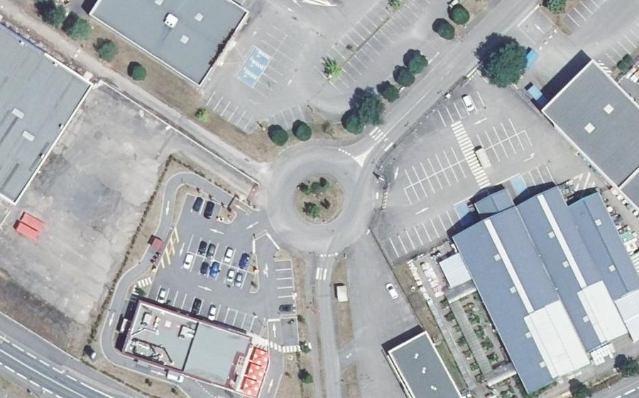 Vue aérienne du Rond-point anonyme n°165619374