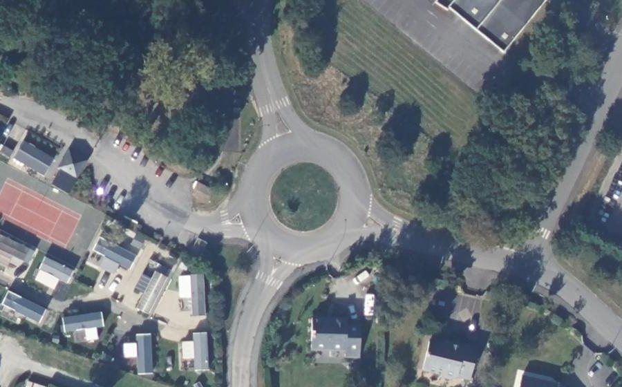 Vue aérienne du Rond-point anonyme n°165629582