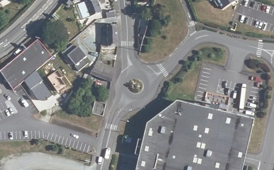 Vue aérienne du Rond-point anonyme n°165632501