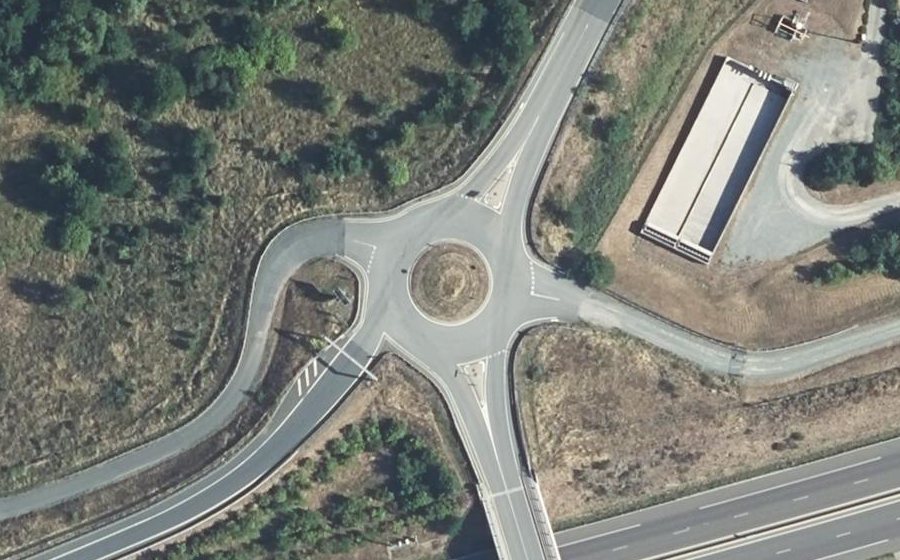 Vue aérienne du Rond-point anonyme n°165633573