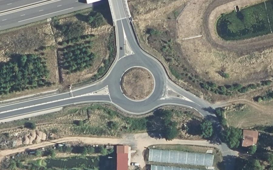 Vue aérienne du Rond-point anonyme n°165633574