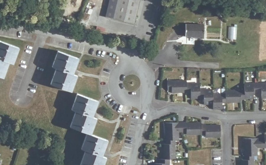 Vue aérienne du Rond-point anonyme n°165634239
