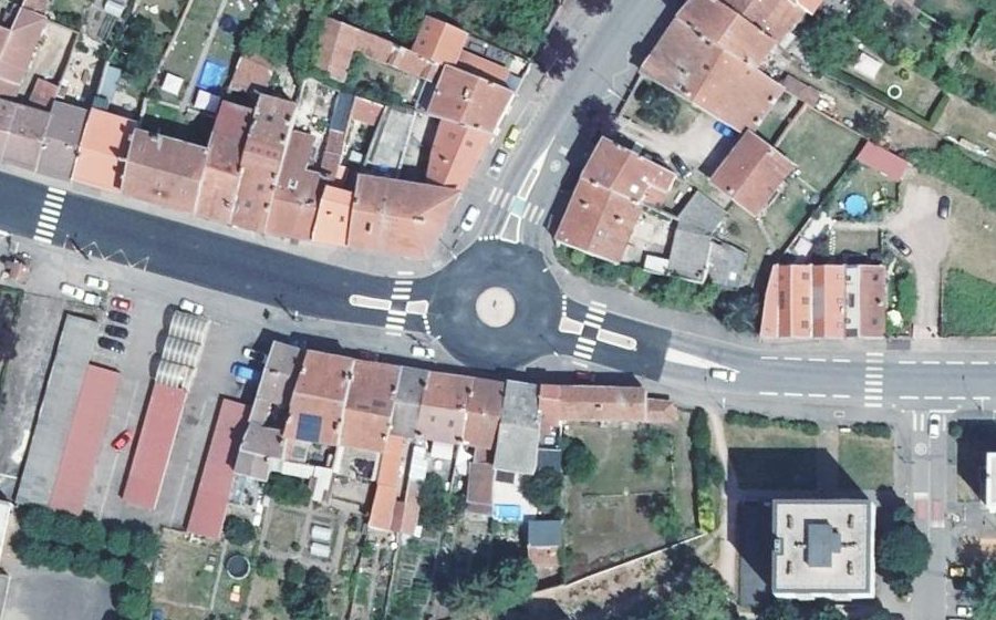 Vue aérienne du Rond-point anonyme n°165637857