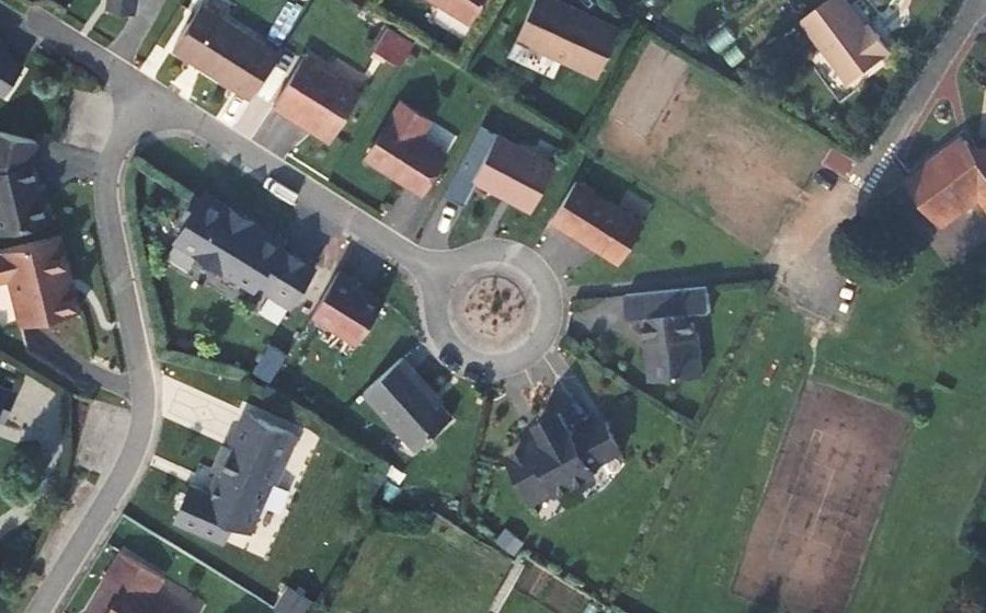 Vue aérienne du Rond-point anonyme n°165691290