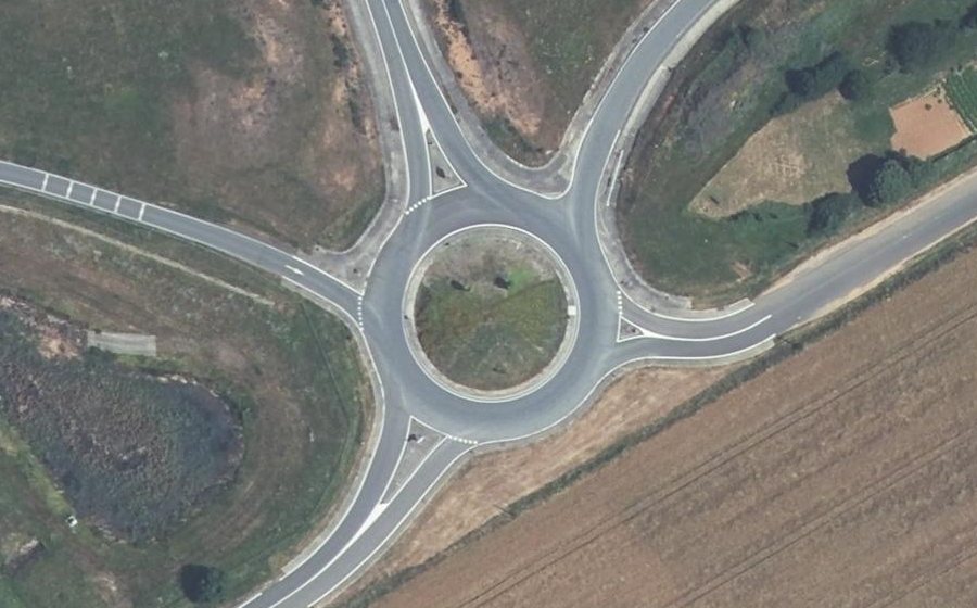 Vue aérienne du Rond-point anonyme n°165809702