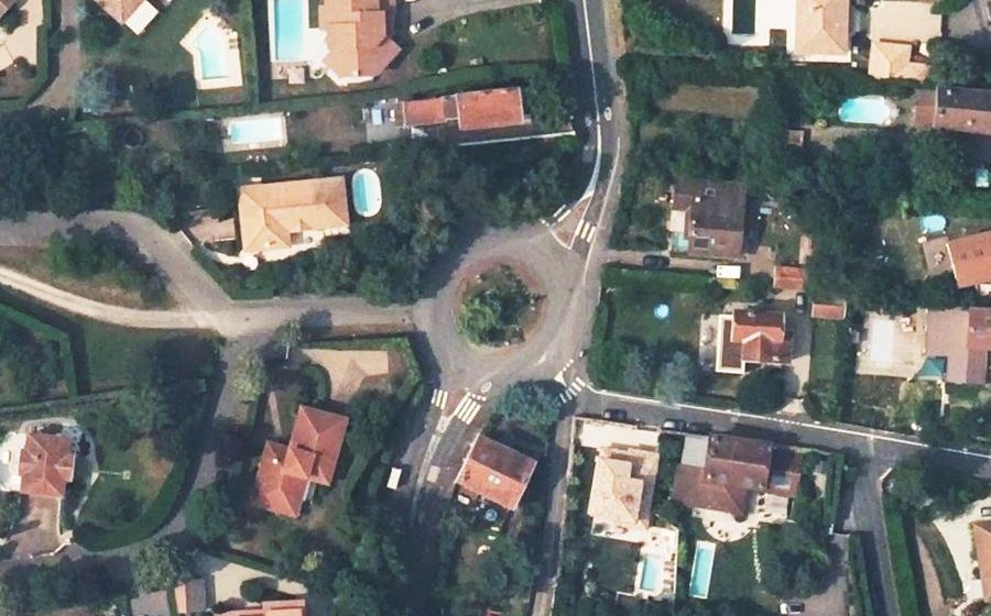 Vue aérienne du Rond-point anonyme n°165820957