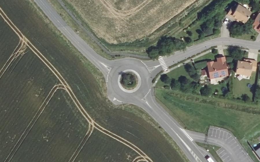 Vue aérienne du Rond-point anonyme n°165825590