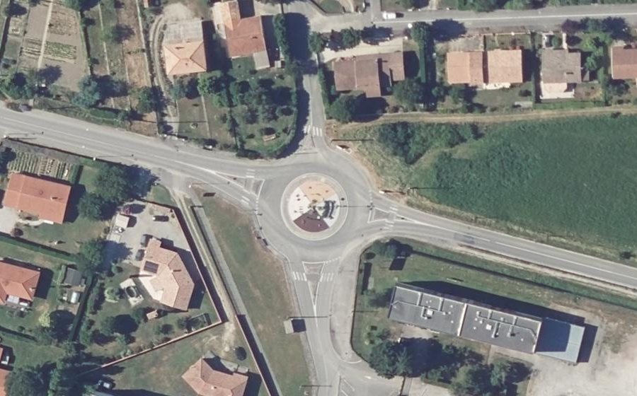 Vue aérienne du Rond-point anonyme n°165827889