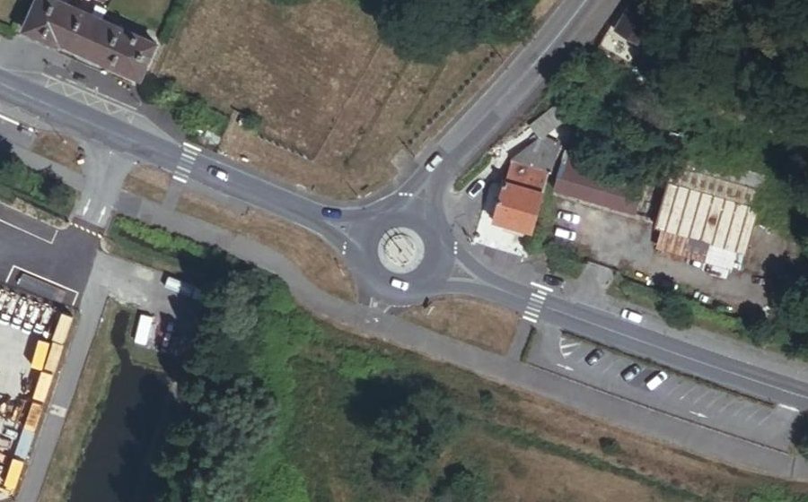 Vue aérienne du Rond-point anonyme n°165842785