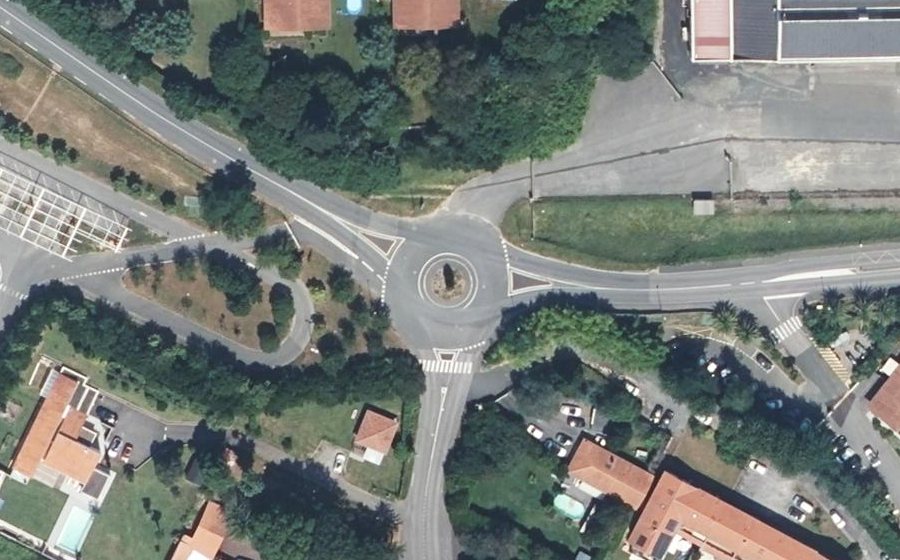 Vue aérienne du Rond-point anonyme n°165843122