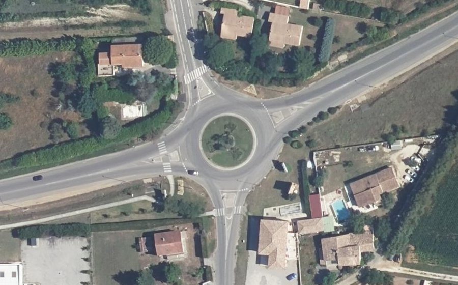 Vue aérienne du Rond-point anonyme n°165911453