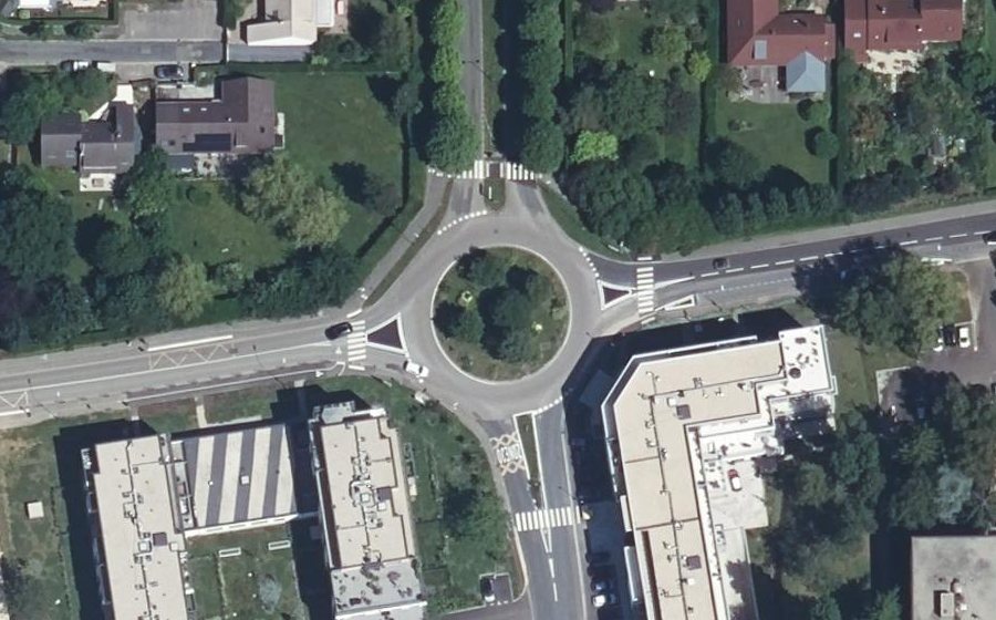 Vue aérienne du Rond-point anonyme n°165939646